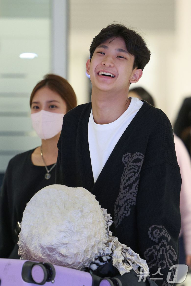 한국 발레리노 최초로 로잔 콩쿠르에서 우승한 16세 발레리노 박윤재가 11일 오후 인천국제공항 2터미널을 통해 귀국하고 있다. 박윤재는 지난 8일(현지시각) 스위스 로잔에서 열린 로잔발레콩쿠르에서 1위를 차지하는 쾌거를 이뤘다. 로잔 발레 콩쿠르는 세계 5대 발레 콩쿠르로 꼽히며 15~18세 학생들만 참가할 수 있는 까닭에 '무용수들의 등용문'으로 불린다. 2025.2.11/뉴스1 ⓒ News1 신웅수 기자