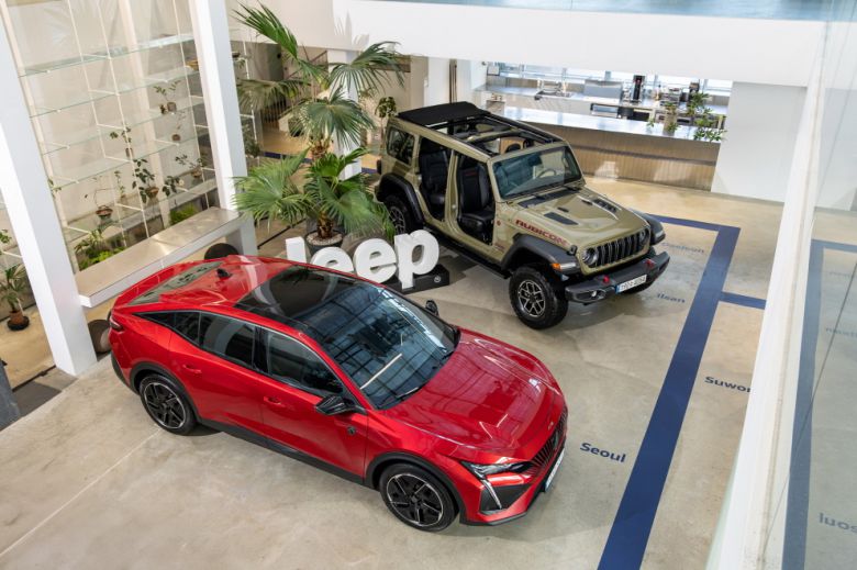 11일 서울 강남구 수서동에서 열린 스텔란티스코리아 신년 기자간담회에 전시된 '푸조 408'과 '지프 랭글러 41' 차량(스텔란티스코리아 제공). 2025.02.11.