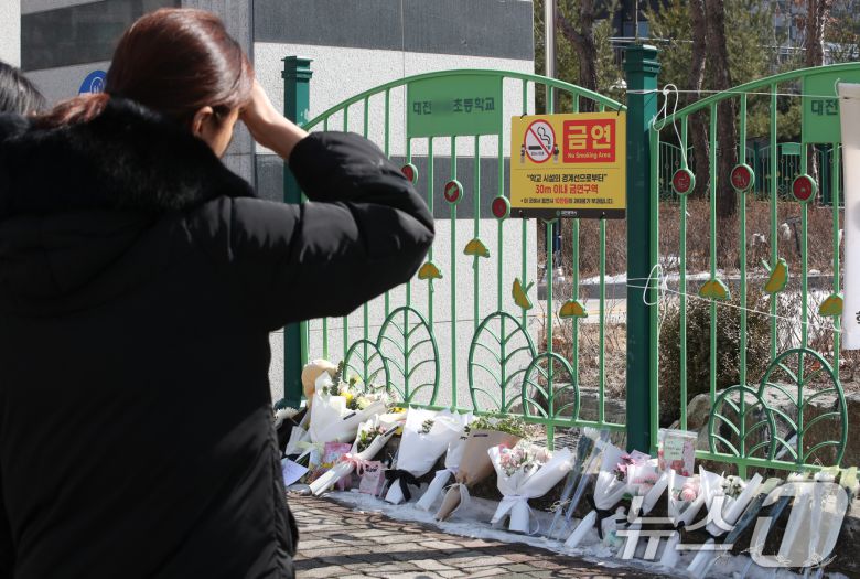 지난 10일 대전 서구 한 초등학교에서 1학년 A양이 교사에 의해 흉기에 찔려 사망하는 사고가 발생했다. 11일 범행이 발생한 학교에서 인근 주민이 A양을 추모하고 있다. 2025.2.11/뉴스1 ⓒ News1 김기태 기자