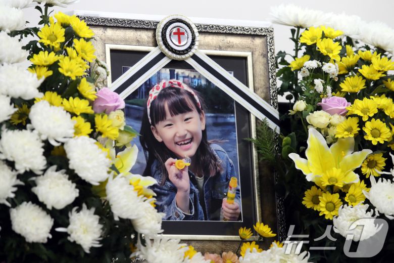 11일 교사가 휘두른 흉기에 찔려 숨진 김하늘 양의 빈소가 대전 서구 건양대병원 장례식장 빈소에 김양의 영정사진이 놓여 있다. 2025.2.11/뉴스1 ⓒ News1 김기태 기자