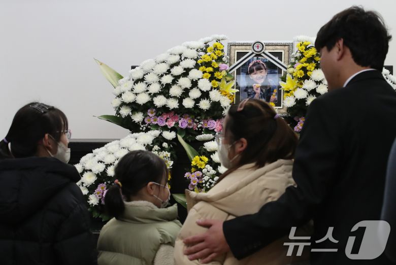 지난 10일 대전 서구 한 초등학교에서 1학년 김하늘 양이 교사에 의해 흉기에 찔려 사망하는 사고가 발생했다. 11일 빈소가 마련된 건양대병원 장례식장에 김 양의 친구들이 조문하고 있다. 2025.2.11/뉴스1 ⓒ News1 김기태 기자