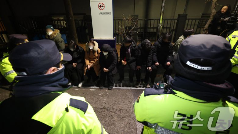 내란 우두머리 혐의로 체포된 윤석열 대통령의 영장실질심사가 열린 지난달 18일 오후 서울 마포구 서울서부지방법원에서 윤 대통령의 석방을 촉구하며 법원 담장을 넘어 들어온 청년들이 경찰에 붙잡혀 있다.(공동취재) 2025.1.19/뉴스1 ⓒ News1 민경석 기자