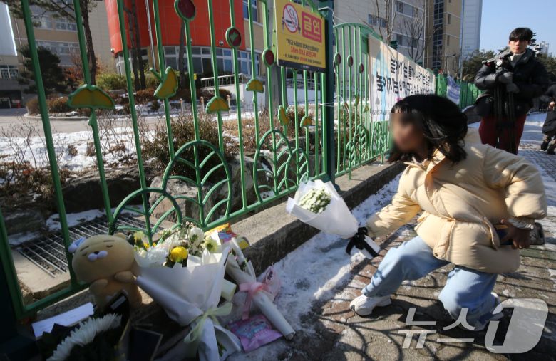 지난 10일 대전 서구 한 초등학교에서 1학년 A양이 교사에 의해 흉기에 찔려 사망하는 사고가 발생했다. 11일 범행이 발생한 학교에서 학생이 A양을 추모하고 있다. 2025.2.11/뉴스1 ⓒ News1 김기태 기자