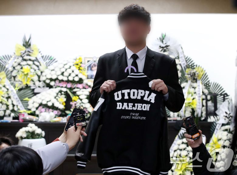 12일 대전 서구 한 초등학교에서 40대 교사에게 살해된 김하늘양의 아버지가 건양대병원 장례식장에 마련된 빈소에서 취재진과 인터뷰중 하늘이가 평소 좋하했던 프로축구팀 대전시티즌 유니폼을 들어보이고 있다. 2025.2.12/뉴스1 ⓒ News1 김기태 기자