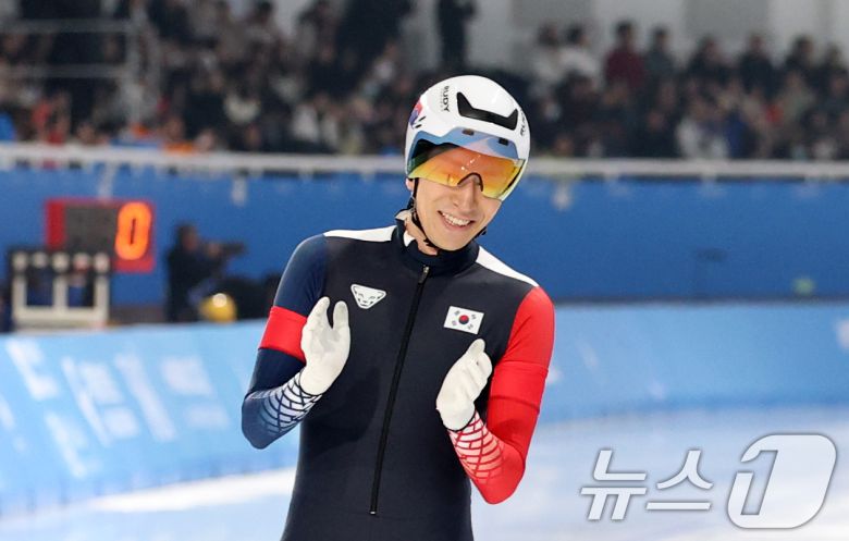 11일(현지시간) 중국 헤이룽장성 하얼빈 스피드 스케이트 오벌에서 열린 하얼빈 동계아시안게임 스피드 스케이팅 남자 팀추월에서 은메달을 확보한 이승훈이 미소 짓고 있다. 이승훈은 동계 아시안게임에서만 총 9개의 메달을 획득, 역대 한국 선수 최다 메달리스트로 우뚝 섰다. 2025.2.11/뉴스1 ⓒ News1 이승배 기자