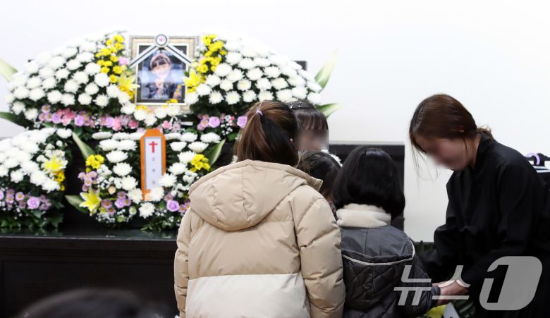 지난 10일 대전 서구 한 초등학교에서 1학년 김하늘 양이 교사에 의해 흉기에 찔려 사망하는 사고가 발생했다. 11일 빈소가 마련된 건양대병원 장례식장에 김 양의 친구들이 조문하고 있다. 2025.2.11/뉴스1 ⓒ News1 김기태 기자
