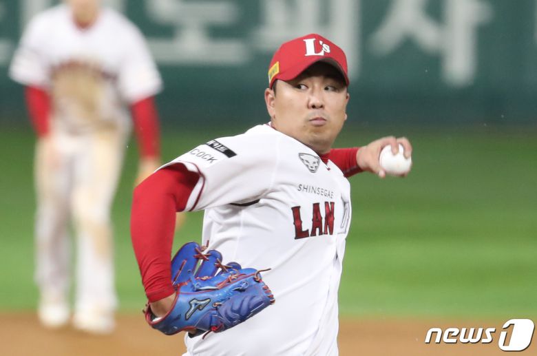 7일 오후 인천시 미추홀구 SSG 랜더스필드에서 열린 프로야구 '2022 신한은행 SOL KBO 포스트시즌' 한국시리즈 5차전 키움 히어로즈와 SSG 랜더스의 경기, SSG 김택형이 8회초 등판해 힘차게 공을 던지고 있다. 2022.11.7/뉴스1 ⓒ News1 박지혜 기자