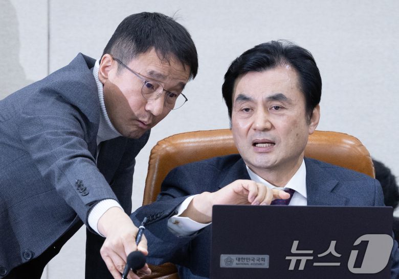 안규백 국회 윤석열 정부의 비상계엄 선포를 통한 내란 혐의 진상규명 국정조사특별위원회 위원장과 한병도 더불어민주당 간사가 13일 오전 서울 여의도 국회에서 열린 국조특위 제8차 전체회의에서 대화를 하고 있다. 2025.2.13/뉴스1 ⓒ News1 이재명 기자