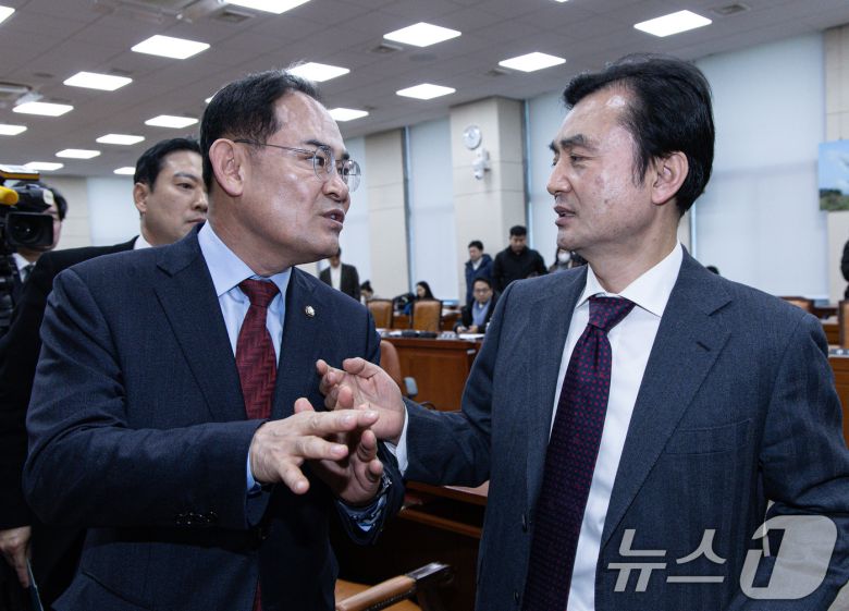 안규백 국회 윤석열 정부의 비상계엄 선포를 통한 내란 혐의 진상규명 국정조사특별위원회 위원장이 13일 오전 서울 여의도 국회에서 열린 국조특위 제8차 전체회의에서 정회를 선포한 후 임종득 국민의힘 의원과 대화를 하고 있다. 2025.2.13/뉴스1 ⓒ News1 이재명 기자