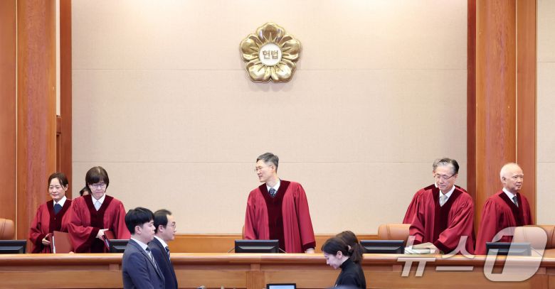 문형배 헌법재판소장 권한대행을 비롯한 헌법재판관들이 12일 오후 서울 종로구 헌법재판소 대심판정에서 열린 최재해 감사원장 탄핵심판 첫 변론기일에서 심판정으로 들어서고 있다. 2025.2.12/뉴스1 ⓒ News1 김성진 기자