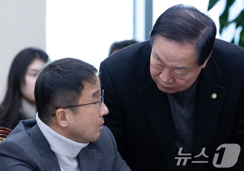 국회 윤석열 정부의 비상계엄 선포를 통한 내란 혐의 진상규명 국정조사특별위원회 여야 간사인 한기호, 한병도 의원이 13일 오전 서울 여의도 국회에서 열린 국조특위 제8차 전체회의에서 대화를 하고 있다. 2025.2.13/뉴스1 ⓒ News1 이재명 기자