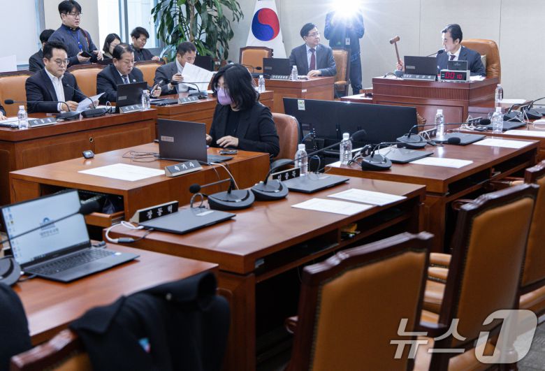 안규백 국회 윤석열 정부의 비상계엄 선포를 통한 내란 혐의 진상규명 국정조사특별위원회 위원장이 13일 오전 서울 여의도 국회에서 열린 국조특위 제8차 전체회의에서 의사봉을 두드리고 있다. 이날 국민의힘 의원들은 증인·참고인 출석 요구의 건 표결에 불참한다며 퇴장했다. 2025.2.13/뉴스1 ⓒ News1 이재명 기자