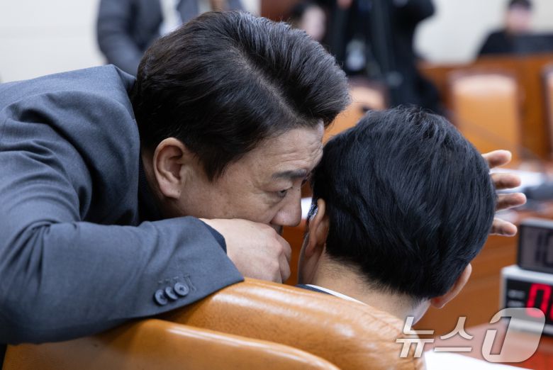 부승찬 더불어민주당 의원이 13일 오전 서울 여의도 국회에서 열린 제422회 국회(임시회) 윤석열 정부의 비상계엄 선포를 통한 내란 혐의 진상규명 국정조사특별위원회 제8차 전체회의에서 안규백 위원장과 대화를 하고 있다. 2025.2.13/뉴스1 ⓒ News1 이재명 기자