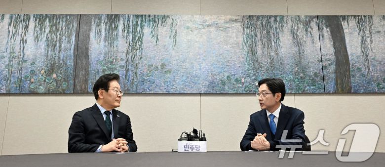 이재명 더불어민주당 대표가 13일 서울 여의도 국회에서 김경수 전 경남도지사와 만나 회동을 하고 있다. (공동취재) 2025.2.13/뉴스1 ⓒ News1 이재명 기자