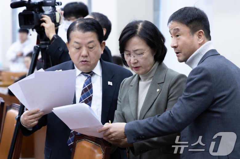 한병도 국회 윤석열 정부의 비상계엄 선포를 통한 내란 혐의 진상규명 국정조사특별위원회 더불어민주당 간사(오른쪽부터)와 추미애, 김병주 의원이 13일 오전 서울 여의도 국회에서 열린 국조특위 제8차 전체회의에서 대화를 하고 있다. 2025.2.13/뉴스1 ⓒ News1 이재명 기자