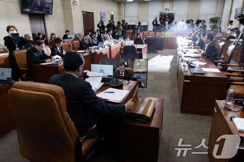 안규백 국회 윤석열 정부의 비상계엄 선포를 통한 내란 혐의 진상규명 국정조사특별위원회 위원장이 13일 오전 서울 여의도 국회에서 열린 국조특위 제8차 전체회의에서 의사봉을 두드리고 있다. 2025.2.13/뉴스1 ⓒ News1 이재명 기자