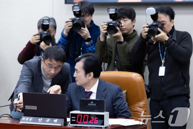 안규백 국회 윤석열 정부의 비상계엄 선포를 통한 내란 혐의 진상규명 국정조사특별위원회 위원장과 한병도 더불어민주당 간사가 13일 오전 서울 여의도 국회에서 열린 국조특위 제8차 전체회의에서 대화를 하고 있다. 2025.2.13/뉴스1 ⓒ News1 이재명 기자