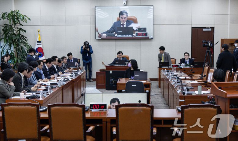 13일 오전 서울 여의도 국회에서 열린 제422회 국회(임시회) 윤석열 정부의 비상계엄 선포를 통한 내란 혐의 진상규명 국정조사특별위원회 제8차 전체회의에서 증인·참고인 출석 요구의 건이 가결되고 있다. 이날 국민의힘은 해당 안건에 대해 표결을 불참한다며 퇴장했다. 2025.2.13/뉴스1 ⓒ News1 이재명 기자