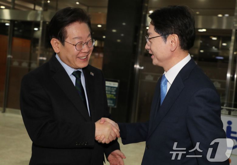 이재명 더불어민주당 대표와 김경수 전 경남도지사가 13일 서울 여의도 국회에서 회동에 앞서 인사하고 있다. (공동취재) 2025.2.13/뉴스1 ⓒ News1 이재명 기자