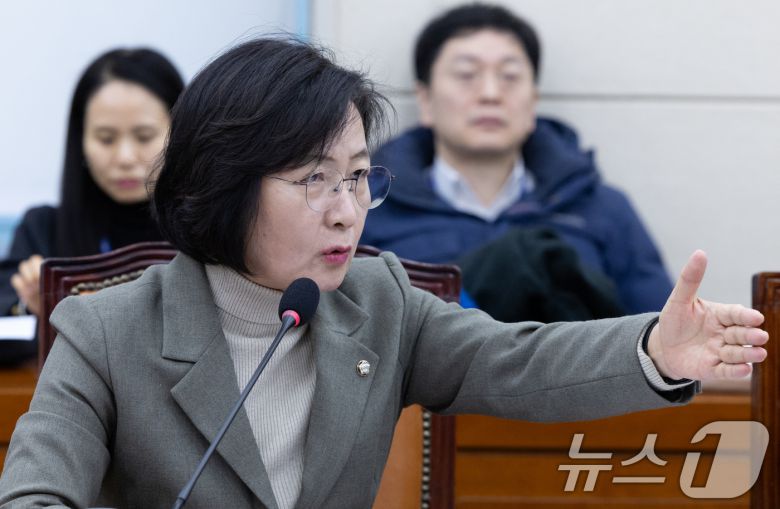 추미애 더불어민주당 의원이 13일 오전 서울 여의도 국회에서 열린 제422회 국회(임시회) 윤석열 정부의 비상계엄 선포를 통한 내란 혐의 진상규명 국정조사특별위원회 제8차 전체회의에서 의사진행발언을 하고 있다. 2025.2.13/뉴스1 ⓒ News1 이재명 기자