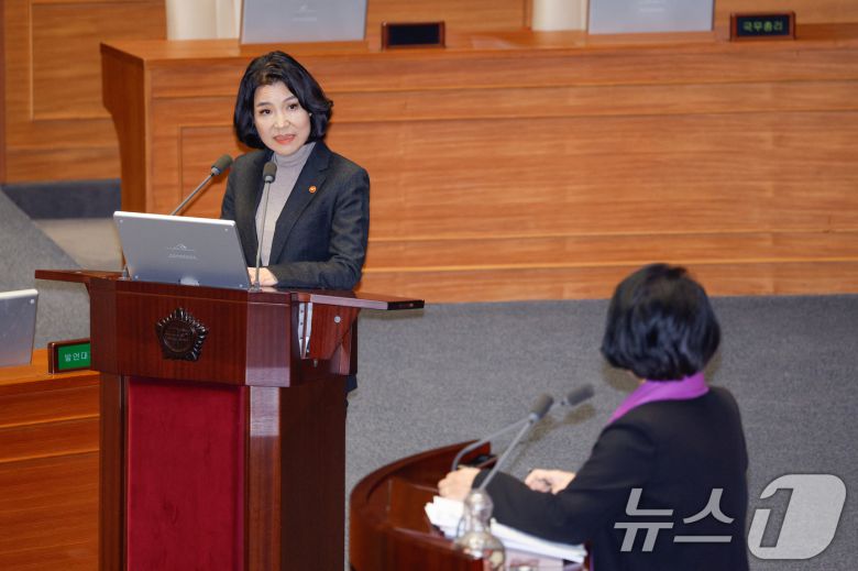 이진숙 방송통신위원장이 14일 오후 서울 여의도 국회에서 열린 제422회 국회(임시회) 제6차 본회의에서 최민희 더불어민주당 의원의 교육·사회·문화에 관한 대정부 질문에 답변하고 있다. 2025.2.14/뉴스1 ⓒ News1 안은나 기자