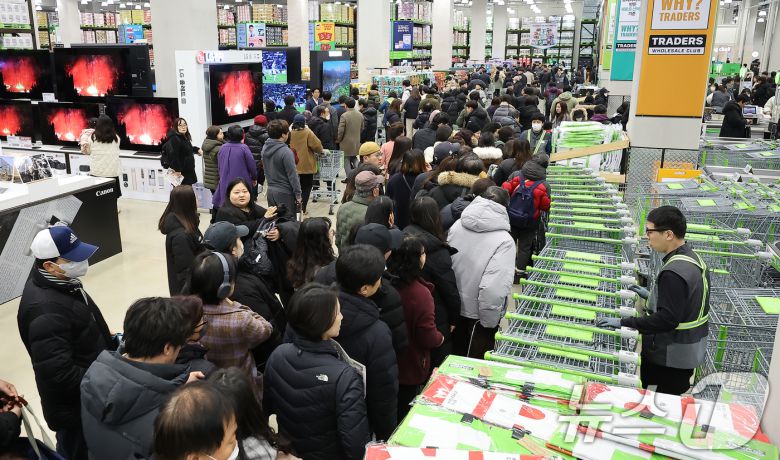 14일 오전 서울 강서구 트레이더스 홀 세일 클럽(이하 트레이더스) 마곡점을 찾은 고객들이 매장 개장 시간에 맞춰 입장하고 있다. 트레이더스 마곡점은 지난 2023년 12월 오픈한 수원화서점에 이어 14개월만에 오픈하는 점포로, 월계점에 이어 서울특별시에 2번째로 선보이는 점포다. 2025.2.14/뉴스1 ⓒ News1 김진환 기자