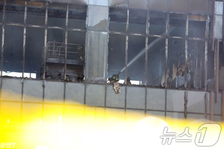 14일 부산 기장군 반얀트리 호텔 신축 공사장에서 화재가 발생해 소방대원들이 진화 작업을 벌이고 있다. 2025.2.14/뉴스1 ⓒ News1 윤일지 기자