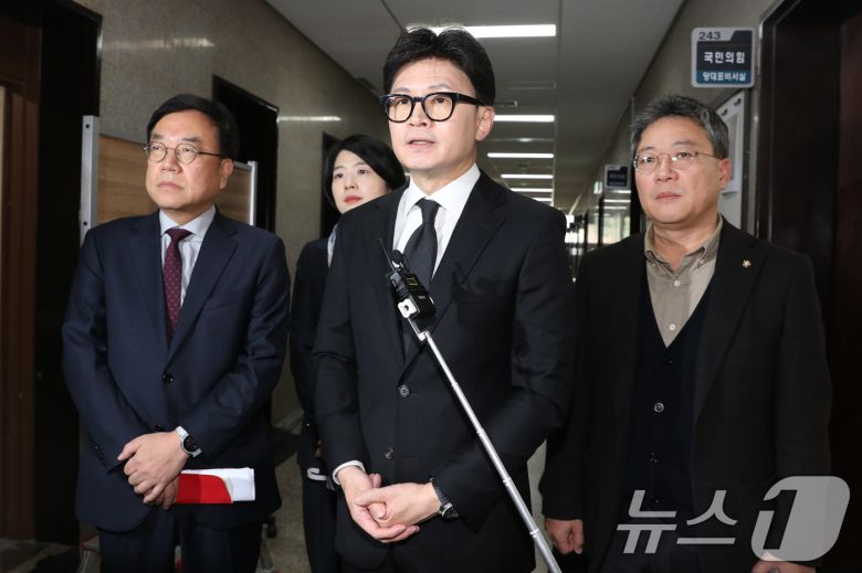 한동훈 국민의힘 대표가 지난해 12월 7일 오전 서울 여의도 국회에서 윤석열 대통령의 담화와 관련해 "대통령의 조기퇴진은 불가피하다"라는 뜻을 밝히고 있다.  2024.12.7/뉴스1 ⓒ News1 이광호 기자