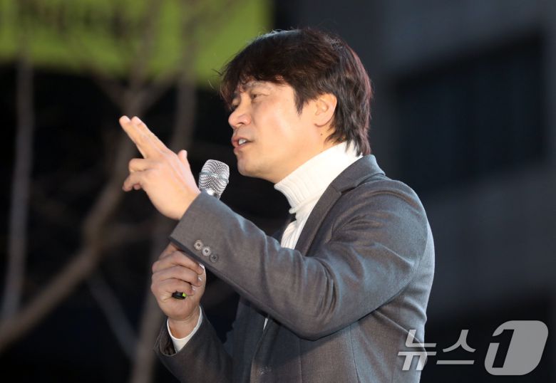 15일 오후 광주 동구 금남로에서 한국사 강사인 황현필 씨가 윤석열 대통령 탄핵 반대 집회를 비판하며 탄핵 찬성 집회에 참석해 발언하고 있다. 2025.2.15/뉴스1 ⓒ News1 박지현 기자