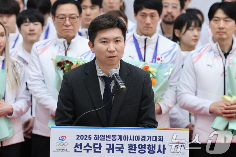 유승민 대한체육회장 당선인이 15일 오후 인천국제공항 1터미널 귀국장에서 열린 2025 하얼빈 동계 아시안게임 한국 선수단 귀국 환영 행사에서 발언하고 있다. 8년 만에 열린 이번 대회에 한국은 총 222명의 선수단을 파견해 금메달 16개, 은메달 15개, 동메달 14개를 수확하며 개최국 중국(금 32·은 27·동 25)에 이어 종합 2위를 차지했다. 2025.2.15/뉴스1 ⓒ News1 신웅수 기자