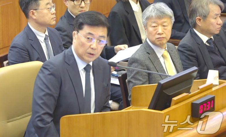 홍장원 전 국가정보원 제1차장이 4일 서울 종로구 헌법재판소에서 열린 윤석열 대통령 탄핵심판 5차 변론에 증인으로 출석해 발언하고 있다. (헌법재판소 제공) 2025.2.4/뉴스1