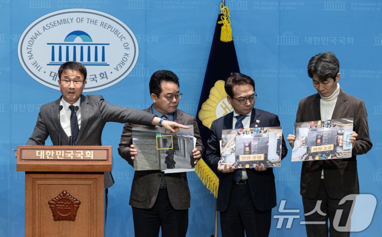 한병도 윤석열 정부의 비상계엄 선포를 통한 내란 혐의 진상규명 국정조사특별위원회 더불어민주당 간사를 비롯한 위원들이 16일 오전 서울 여의도 국회 소통관에서 긴급 기자회견을 열고 비상계엄 선포 당시 국회 본관 일부 전력을 차단했다는 사실을 확인했다고 발표하고 있다. 2025.2.16/뉴스1 ⓒ News1 이재명 기자