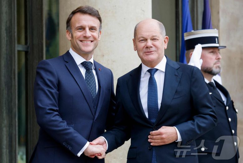 에마뉘엘 마크롱 프랑스 대통령과 올라프 숄츠 독일 총리가 22일(현지시간) 파리 엘리제궁에서 회담에 앞서 악수를 하고 있다. 2025.01.23 ⓒ AFP=뉴스1 ⓒ News1 우동명 기자