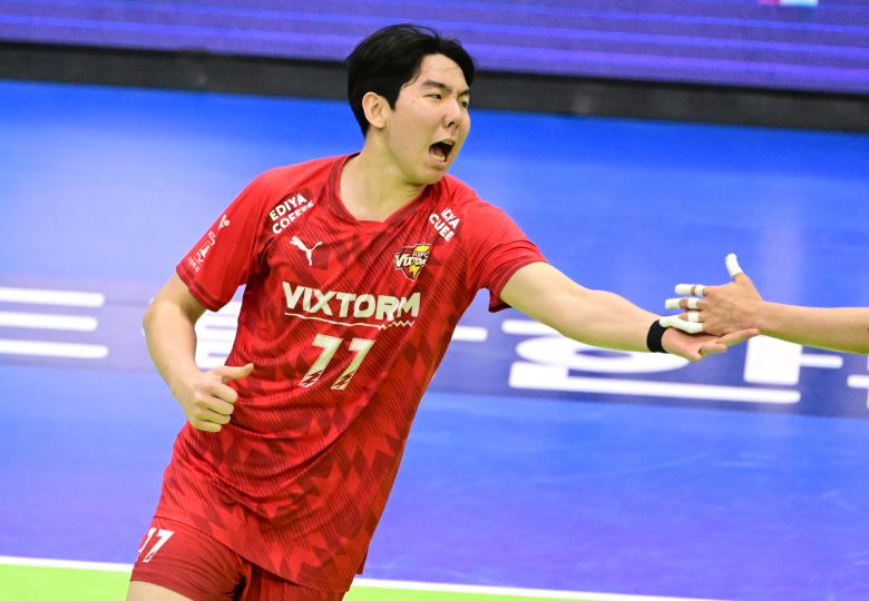 한국전력 루키 윤하준이 16일 열린 OK저축은행과의 경기에서 득점에 성공한 뒤 기뻐하고 있다. (KOVO 제공)