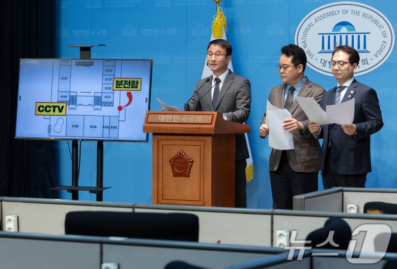 한병도 윤석열 정부의 비상계엄 선포를 통한 내란 혐의 진상규명 국정조사특별위원회 더불어민주당 간사를 비롯한 위원들이 16일 오전 서울 여의도 국회 소통관에서 긴급 기자회견을 열고 비상계엄 선포 당시 국회 본관 일부 전력을 차단했다는 사실을 확인했다고 발표하고 있다. 2025.2.16/뉴스1 ⓒ News1 이재명 기자