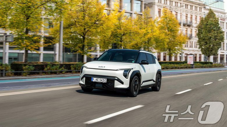 전기차 대중화를 이끌 기아의 전용 콤팩트 SUV 전기차 ‘더 기아 EV3’가 유럽 시장에서 성공적인 첫발을 내디뎠다. 기아는 EV3가 독일 유력 자동차 전문 매체 ‘아우토빌트(Auto Bild)’와 주간지 ‘빌트 암 존탁(Bild am Sonntag)’이 공동 주관하는 ‘2024 골든 스티어링 휠 어워드(Golden Steering Wheel Awards)’에서 ‘4만 유로 미만 최고의 차(Best Car Below €40,000)’로 선정됐다. 사진은 ‘더 기아 EV3’. (기아 제공) 2024.11.10/뉴스1 ⓒ News1 박지혜 기자