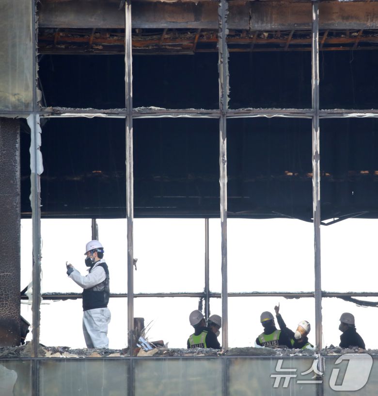 16일 부산 기장군 반얀트리 호텔 신축 공사장 화재 현장에서 경찰과 과학수사대 화재감식팀, 소방 당국, 국립과학수사연구원, 국립재난안전원 등 관계자들이 합동 감식을 하고 있다. 지난 14일 오전 이곳에서 발생한 화재로 작업자 6명이 목숨을 잃었다. 2025.2.16/뉴스1 ⓒ News1 윤일지 기자