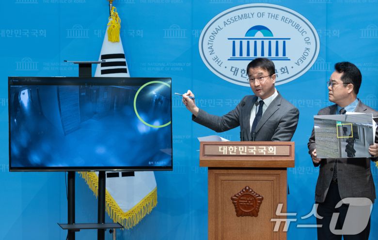 한병도 윤석열 정부의 비상계엄 선포를 통한 내란 혐의 진상규명 국정조사특별위원회 더불어민주당 간사를 비롯한 위원들이 16일 오전 서울 여의도 국회 소통관에서 긴급 기자회견을 열고 비상계엄 선포 당시 국회 본관 일부 전력을 차단했다는 사실을 확인했다고 발표하고 있다. 2025.2.16/뉴스1 ⓒ News1 이재명 기자