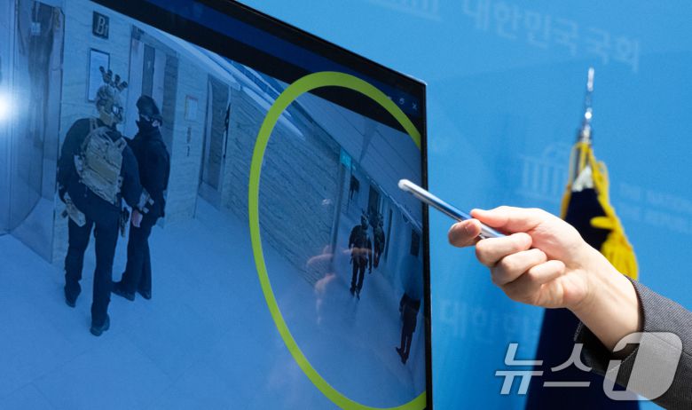 한병도 윤석열 정부의 비상계엄 선포를 통한 내란 혐의 진상규명 국정조사특별위원회 더불어민주당 간사를 비롯한 위원들이 16일 오전 서울 여의도 국회 소통관에서 긴급 기자회견을 열고 비상계엄 선포 당시 국회 본관 일부 전력을 차단했다는 사실을 확인했다고 발표하고 있다. 2025.2.16/뉴스1 ⓒ News1 이재명 기자