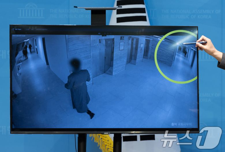 한병도 윤석열 정부의 비상계엄 선포를 통한 내란 혐의 진상규명 국정조사특별위원회 더불어민주당 간사를 비롯한 위원들이 16일 오전 서울 여의도 국회 소통관에서 긴급 기자회견을 열고 비상계엄 선포 당시 국회 본관 일부 전력을 차단했다는 사실을 확인했다고 발표하고 있다. 2025.2.16/뉴스1 ⓒ News1 이재명 기자