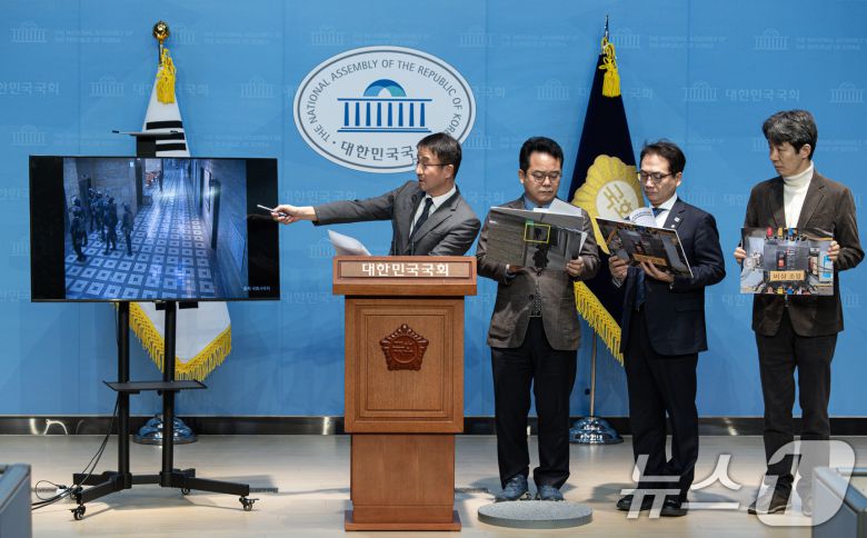 한병도 윤석열 정부의 비상계엄 선포를 통한 내란 혐의 진상규명 국정조사특별위원회 더불어민주당 간사를 비롯한 위원들이 16일 오전 서울 여의도 국회 소통관에서 긴급 기자회견을 열고 비상계엄 선포 당시 국회 본관 일부 전력을 차단했다는 사실을 확인했다고 발표하고 있다. 2025.2.16/뉴스1 ⓒ News1 이재명 기자