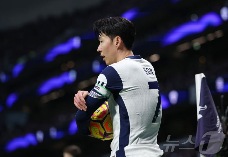 코너킥을 준비하는 손흥민 ⓒ 로이터=뉴스1