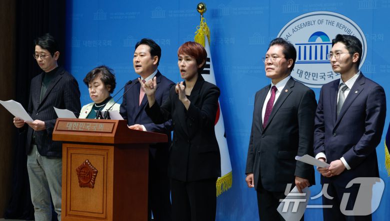 국회 법제사법위원회 소속 국민의힘 주진우(왼쪽부터), 조배숙, 장동혁, 송석준, 박준태 위원이 12일 서울 여의도 국회 소통관에서 야당이 발의한 명태균 특검법 관련 반대 성명을 발표하고 있다. 2025.2.12/뉴스1 ⓒ News1 안은나 기자