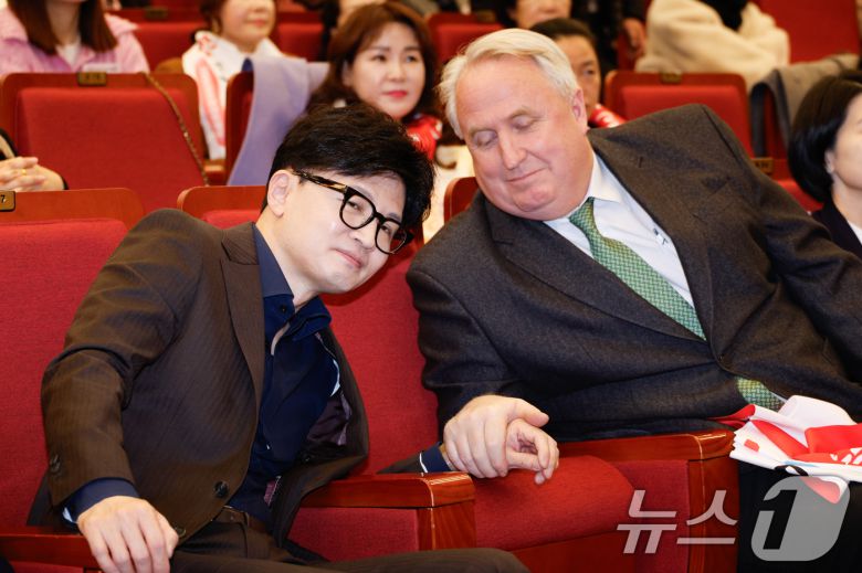 한동훈 국민의힘 대표(왼쪽)와 인요한 최고위원이 지난해 12월 3일 서울 여의도 국회도서관에서 열린 서울여성정치아카데미 1기 개강식에서 대화하고 있다. 2024.12.3/뉴스1 ⓒ News1 안은나 기자