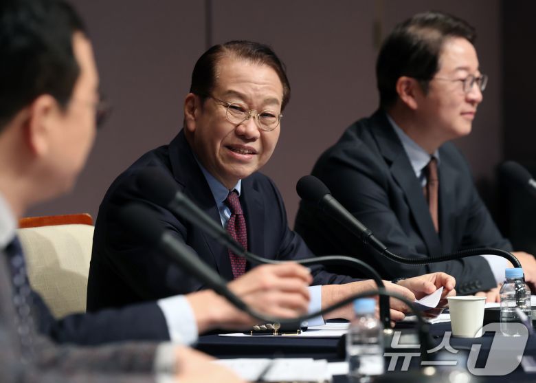 권영세 국민의힘 비상대책위원장이 17일 서울 중구 한국프레스센터 국제회의장에서 열린 관훈클럽 초청 토론회에서 패널들의 질문을 경청하며 미소짓고 있다. 2025.2.17/뉴스1 ⓒ News1 오대일 기자