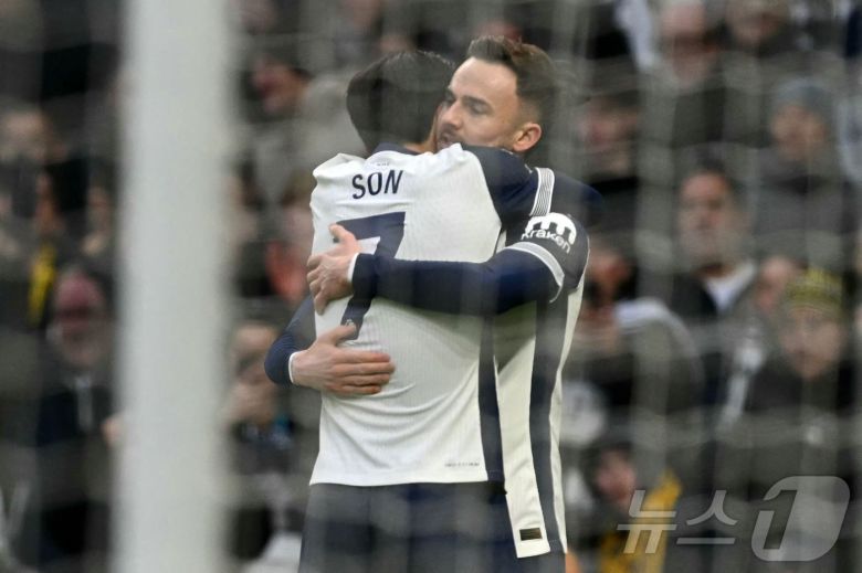 제임스 매디슨의 득점 후 기뻐하는 손흥민(왼쪽) ⓒ AFP=뉴스1