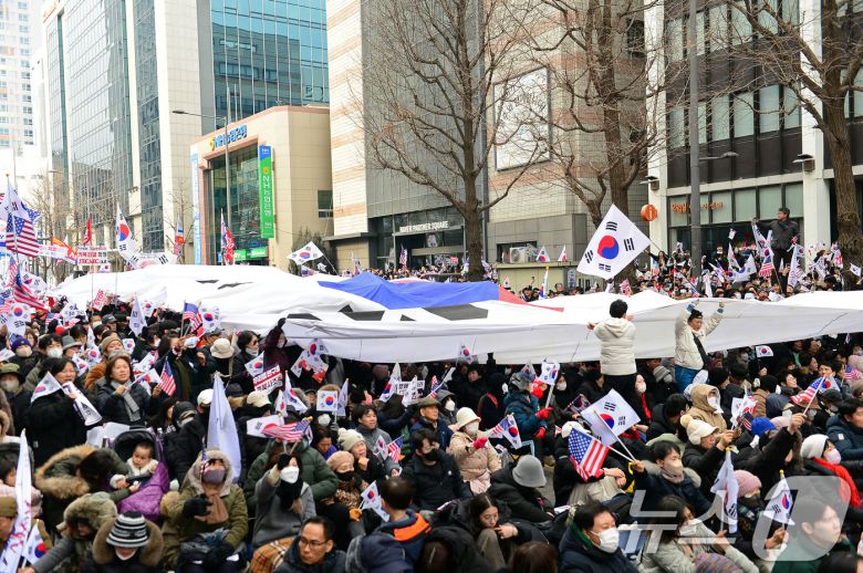 보수성향 개신교 단체인 '세이브코리아' 회원들이 15일 광주 금남로 일대에서 윤석열 대통령 탄핵 반대와 석방을 촉구하는 기도회를 하고 있다. 2025.2.15/뉴스1 ⓒ News1 이승현 기자