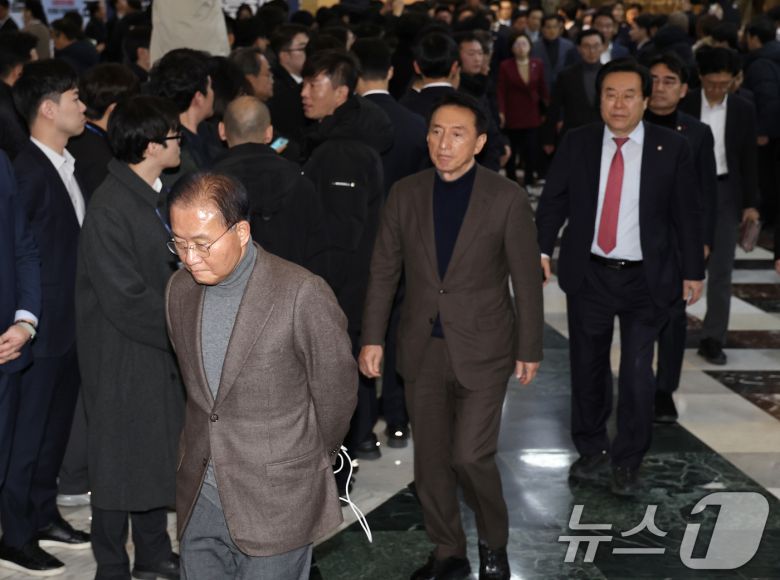 윤재옥, 김석기 등 국민의힘 의원들이 14일 오후 서울 여의도 국회에서 윤석열 대통령에 대한 탄핵소추안이 가결된 뒤 본회의장을 나서고 있다. 윤 대통령 탄핵안은 재적의원 300명이 모두 투표에 참여해 찬성 204표, 반대 85표, 기권 3표, 무효 8표로 가결됐다. 2024.12.14/뉴스1 ⓒ News1 구윤성 기자