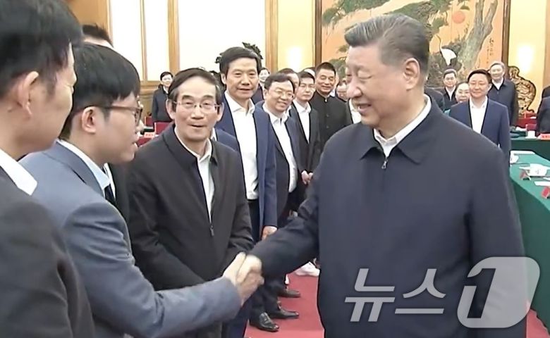 시진핑(오른쪽) 중국 국가주석이 17일 베이징에서 열린 민영 기업 심포지엄에 참석한 량원평 딥시크 창업자와 악수하고 있다. (CCTV 캡처. 재판매 및 DB 금지) 2025.2.17/뉴스1