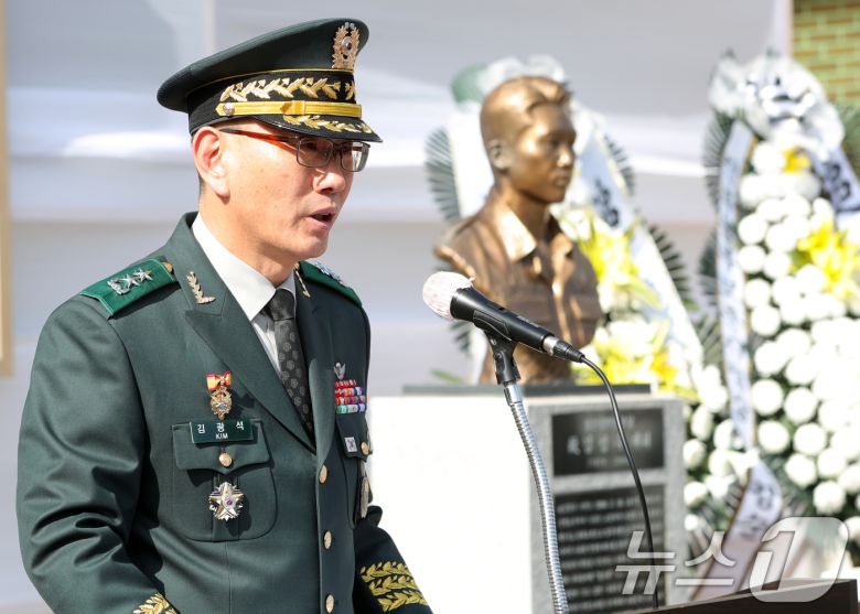 김광석 35사단장이 18일 전북자치도 임실군 제35보병사단 김범수관 앞에서 열린 고(故) 김범수 대위 21주기 추모식에서 추모사를 하고 있다. 2025.2.18/뉴스1 ⓒ News1 유경석 기자